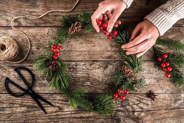 Mãos Mulher Que Fazem Uma Grinalda Natal Ramos Abeto Cones — Fotografia de Stock