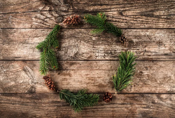 Noel çelenk köknar dalı, koni ahşap arka plan üzerinde. Noel ve mutlu yeni yıl tema. Düz yatıyordu, en iyi görünümü