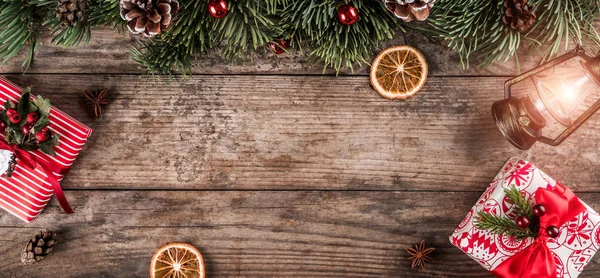 Noel Hediye Kutuları Tatil Çam Dalları Lamba Çam Kozalakları Kırmızı — Stok fotoğraf