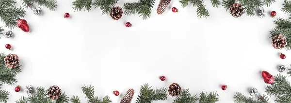 창조적인 프레임 크리스마스 전나무의 만드는 소나무 배경에 크리스마스와 테마입니다 — 스톡 사진