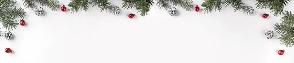 Creatieve Badrand Van Kerstmis Fir Takken Witte Achtergrond Met Rode — Stockfoto