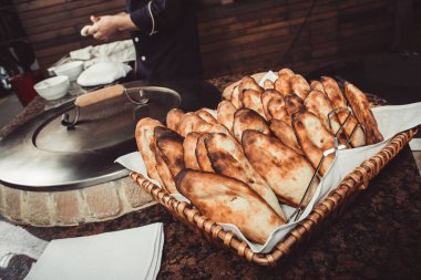 Baker yapım pide ekmek tandır (kil fırın). Pişirme işlemi. Birçok taze sıcak ekmek sepeti