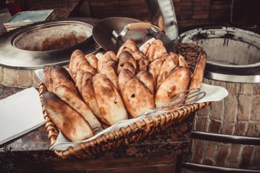 Baker yapım pide ekmek tandır (kil fırın). Pişirme işlemi. Birçok taze sıcak ekmek sepeti