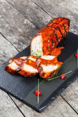 Jambon füme ahşap arka plan üzerinde taş arduvaz arka plan üzerinde domates soslu ızgara. Sıcak et yemekleri. Üstten görünüm 