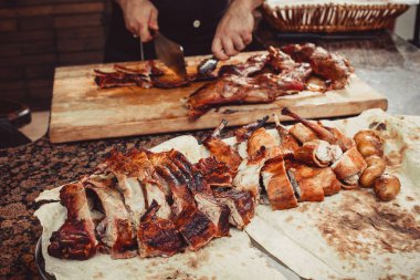 Çeşitli kesme kuzu, tavşan, ahşap masa domuz etinin bıçakla ızgara. Üstten görünüm. Sıcak et yemekleri