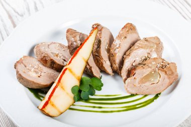 Et rulo armut kadar yakın ahşap arka plan ışığı ile doldurulmuş. Üstten görünüm