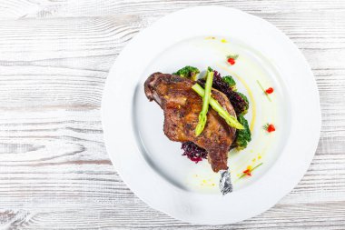 Kuşkonmaz ile kemik ızgara domuz eti biftek ve brokoli hafif ahşap zemin üzerine kapatın. Sıcak et yemekleri. Üstten görünüm