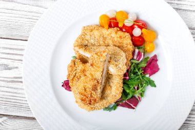 Izgara tavuk göğsü ile susam, salata lahana yağ ve rucola hafif ahşap zemin üzerinde. Sıcak et yemekleri