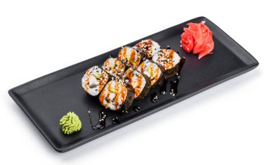 Suşi Roll - Maki Sushi füme yılan balığı, Yengeç eti, avokado izole beyaz arka plan üzerinde siyah plaka üzerinde yapılmış. Japon mutfağı