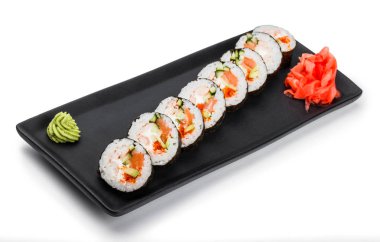 Suşi Roll - kırmızı havyar ile Maki Sushi, Yengeç eti, somon, salatalık, avokado ve krem peynir izole beyaz arka plan üzerinde siyah plaka üzerinde. Japon mutfağı