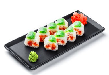 Suşi Roll - yeşil ve kırmızı havyar ile Maki Sushi, yengeç et, somon ve krem peynir beyaz arka plan üzerinde izole siyah plaka üzerinde. Japon mutfağı