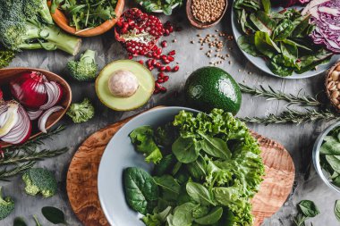 Vejetaryen diyeti ve beslenme için taze organik sebze çeşitleri. Sağlıklı yemek, temiz yemek, üst görüş, düz yatak, kopyalama alanı