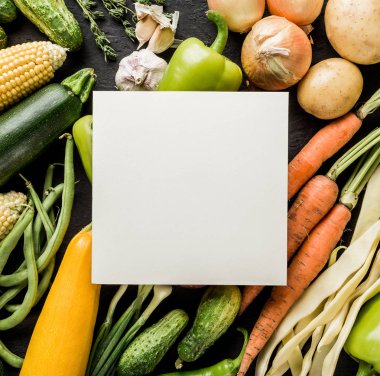 Sağlıklı ham yaz vegan sebze ve otlar, havuç, Mısır, biber, patates, kabak, yeşil fasulye boş kağıt sayfası altında. Sağlıklı gıda koyu arka planı, temiz yemek, en iyi görünüm düz yatıyordu