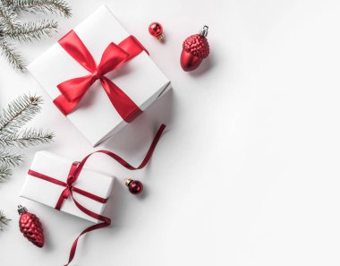 Noel'in yapılmış yaratıcı çerçeve beyaz kağıt arka plan kırmızı süslemeli, çam kozalakları, köknar dallarda hediye kutuları. Noel ve yeni yıl tema. Düz yatıyordu, en iyi görünümü