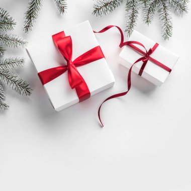 Noel'in yapılmış yaratıcı çerçeve beyaz kağıt arka plan kırmızı süslemeli, çam kozalakları, köknar dallarda hediye kutuları. Noel ve yeni yıl tema. Düz yatıyordu, en iyi görünümü