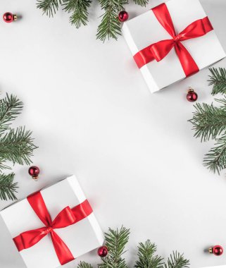Noel'in yapılmış yaratıcı çerçeve beyaz kağıt arka plan kırmızı süslemeli, çam kozalakları, köknar dallarda hediye kutuları. Noel ve yeni yıl tema. Düz yatıyordu, en iyi görünümü