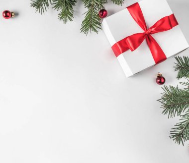 Noel'in yapılmış yaratıcı çerçeve beyaz kağıt arka plan kırmızı süslemeli, çam kozalakları, köknar dallarda hediye kutuları. Noel ve yeni yıl tema. Düz yatıyordu, en iyi görünümü