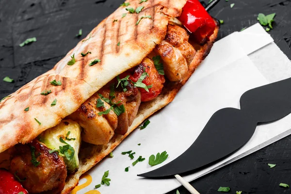 Sanduíche Pão Pita Fresco Com Filé Frango Grelhado Legumes Fundo — Fotografia de Stock