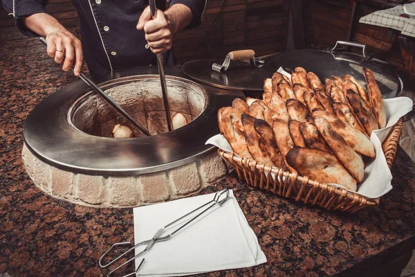 Baker Chleb Turecki Pita Tandoor Piecu Proces Pieczenia Wiele Świeżego — Zdjęcie stockowe