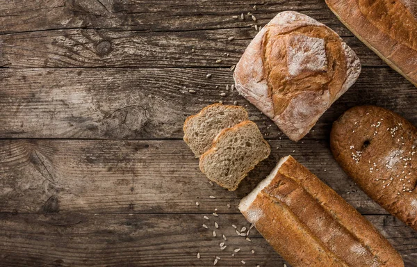 Různé Čerstvý Chléb Klásky Pšenice Rustikální Dřevěné Pozadí Kreativních Rozložení — Stock fotografie