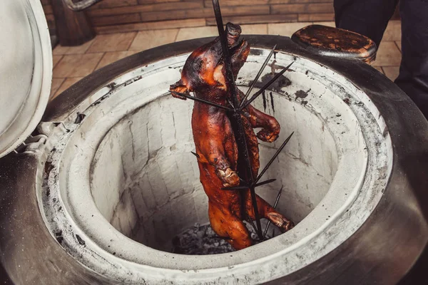 Porco Grelhado Arder Carvão Grelhador Quente Pratos Carne Quente — Fotografia de Stock