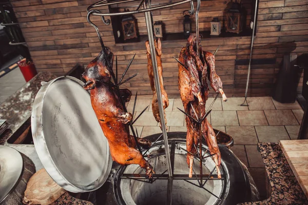 Porco Grelhado Coelho Assado Cordeiro Tradicional Grelhador Quente Pratos Carne — Fotografia de Stock