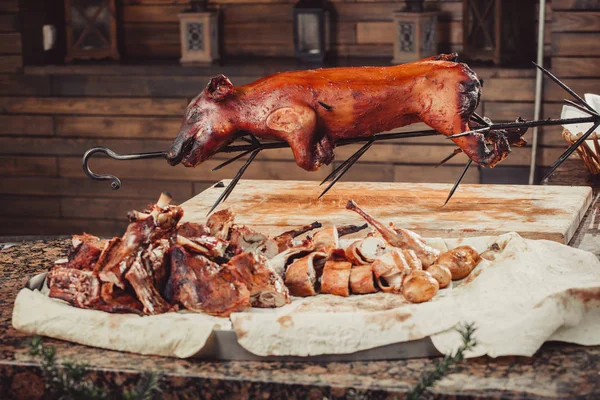 まな板の上の肉のステーキとまるごと焼き豚は 熱い肉 — ストック写真