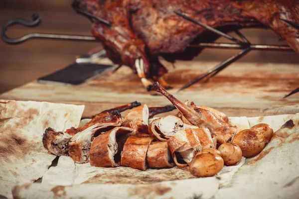 Chef Manos Cortando Conejo Parrilla Para Filetes Con Cuchillo Tabla — Foto de Stock