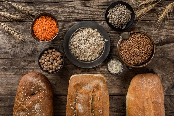 Různé Čerstvý Chléb Mouka Produkty Těstoviny Rustikální Dřevěné Pozadí Kreativních — Stock fotografie