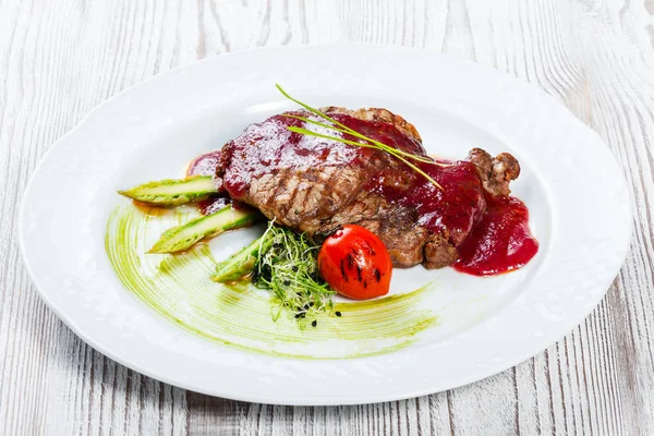 Grilovaný Steak Hovězí Ribeye Berry Omáčkou Chřestem Brokolicí Světlé Dřevěné — Stock fotografie