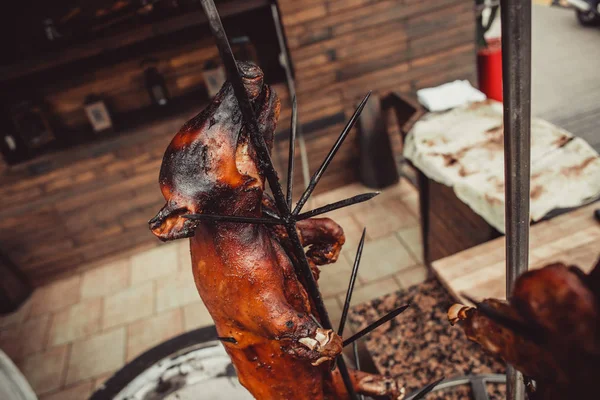 Porco Grelhado Arder Carvão Grelhador Quente Pratos Carne Quente — Fotografia de Stock