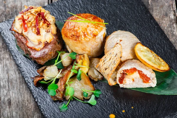 Bife Carne Peito Frango Com Prosciutto Queijo Fundo Ardósia Pedra — Fotografia de Stock