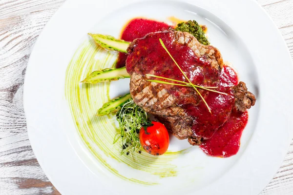 Grilovaný Steak Hovězí Ribeye Berry Omáčkou Chřestem Brokolicí Světlé Dřevěné — Stock fotografie