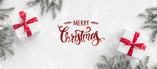 圣诞快乐 白色背景上有礼品盒 冷杉树枝 红色装饰 圣诞和新年贺卡 平面布局 顶部视图 — 图库照片
