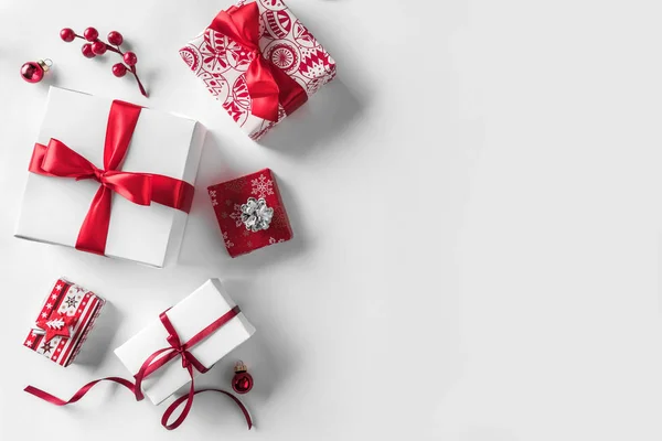 Κουτιά Δώρων Χριστουγέννων Κόκκινη Κορδέλα Και Διακόσμηση Άσπρο Φόντο Χριστούγεννα — Φωτογραφία Αρχείου