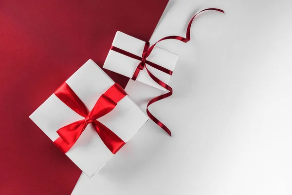 Karácsonyi Ajándék Dobozok Piros Szalag Dekorációs Papír Fehér Piros Háttéren — Stock Fotó