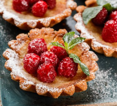 Ahududu ve krem, kek ve tatlılık tatil arka plan ile meyve tart. Lezzetli tatlı ve şeker çubuğu