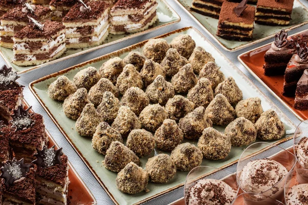 Cukroví Čokoládou Ořechy Kokos Moučníky Sladkosti Pozadí Dovolené Vynikající Dezert — Stock fotografie