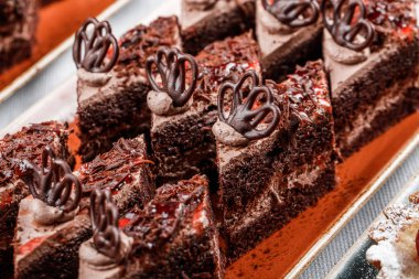 Çikolatalı kek kiraz, kakao ve şeker tatil arka plan üzerinde. Lezzetli tatlı ve şeker çubuğu