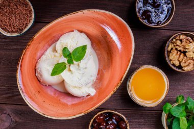 Vanilyalı dondurma kaşık toz kase nane yaprakları üzerinde ahşap arka plan