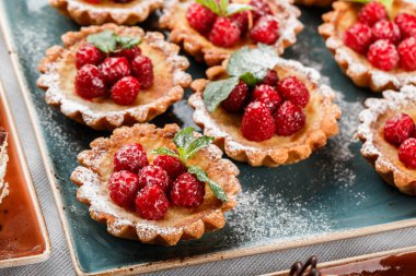 Ahududu ve krem, kek ve tatlılık tatil arka plan ile meyve tart. Lezzetli tatlı ve şeker çubuğu