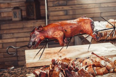 Bütün ızgara domuz eti biftek kesme tahtası üzerinde. Sıcak et