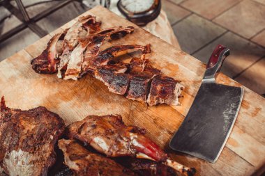 Ahşap masa bıçak ile kesme ızgara kuzu. Üstten görünüm. Sıcak et yemekleri
