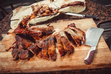 Ahşap masa bıçak ile kesme ızgara kuzu. Üstten görünüm. Sıcak et yemekleri