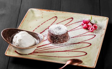 Çikolatalı kek veya fondan ahududu ve vanilyalı dondurma topu plaka, tatlı gıda ile