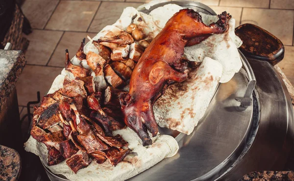 各種切削ナイフ子羊 ウサギ 木製のテーブルに豚肉のグリル 平面図です 温かい肉料理 — ストック写真