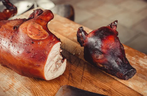 Porco Grelhado Inteiro Com Bife Carne Tábua Corte Carne Quente — Fotografia de Stock