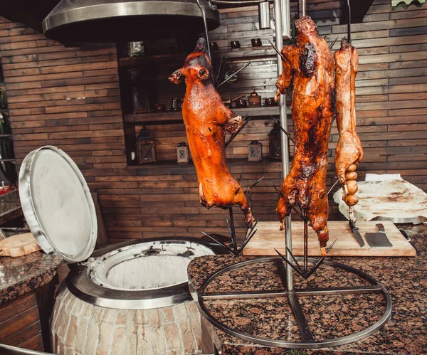 Porco Grelhado Coelho Assado Cordeiro Tradicional Grelhador Quente Pratos Carne — Fotografia de Stock