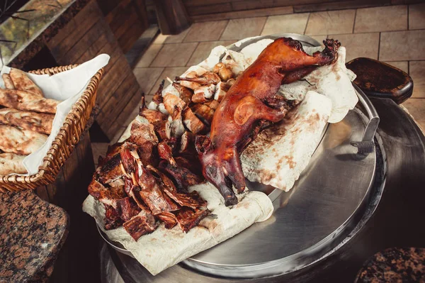 各種切削ナイフ子羊 ウサギ 木製のテーブルに豚肉のグリル 平面図です 温かい肉料理 — ストック写真