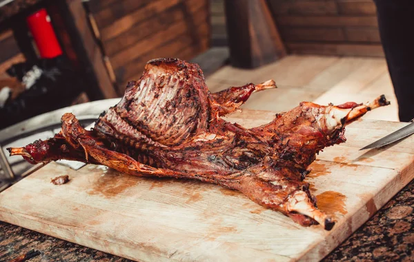 ラム肉のグリル全体まな板 温かい肉料理 — ストック写真